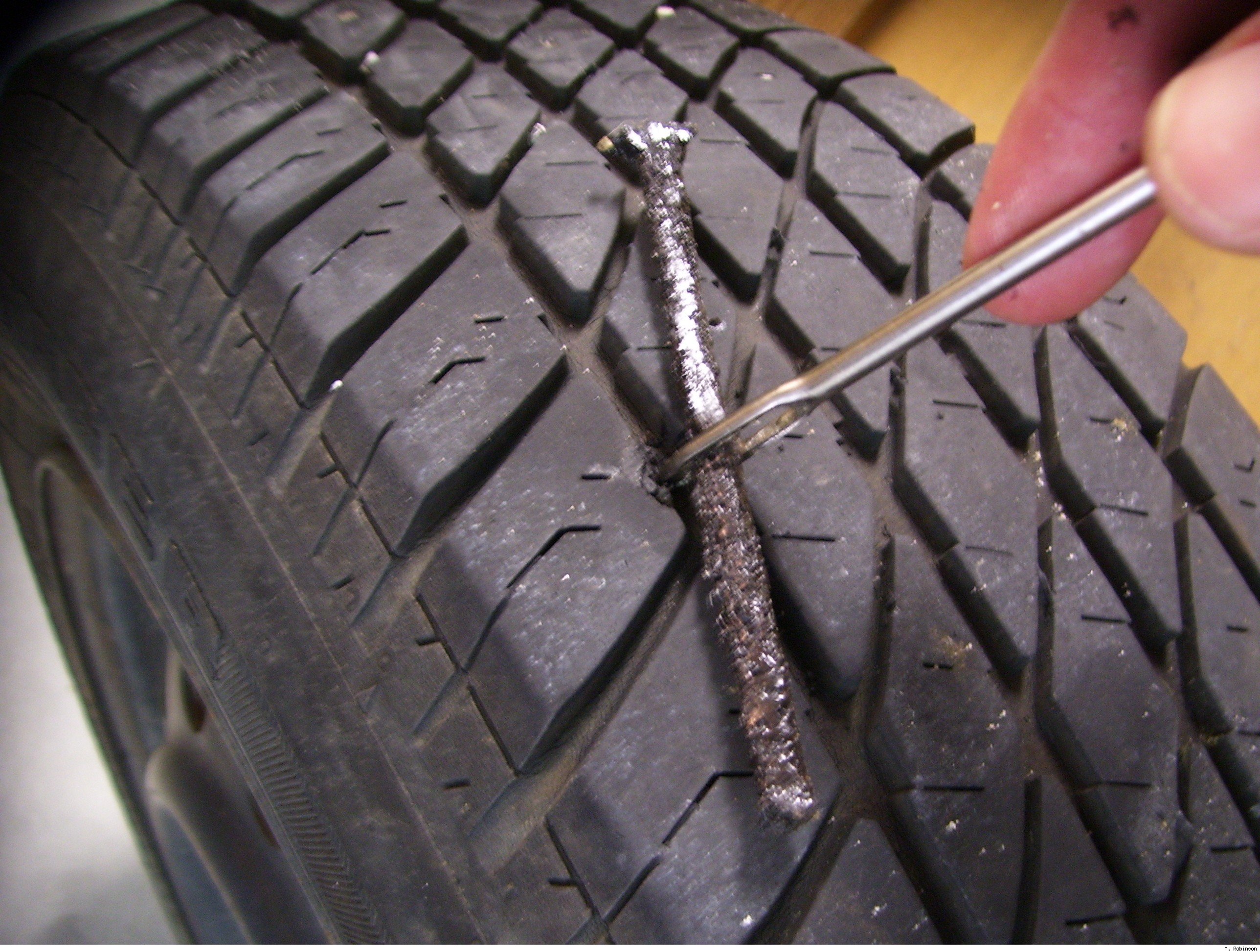 PNEUSERVIS - oprava defektu pneu KNOTEM